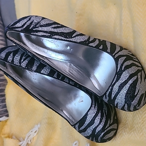 ⭐️ QUPID Zebra Print Platform Pumps Heels - Picture 1 of 5